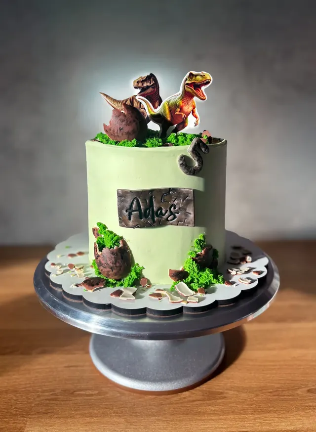 Tort z wykluwającym się dinozaurem