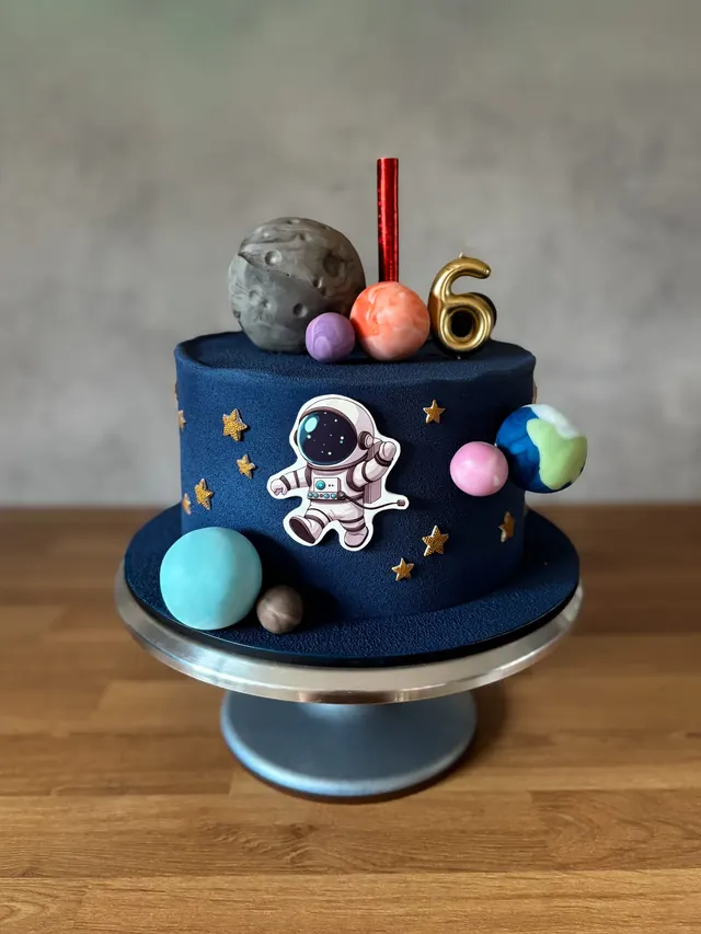 Kosmiczny tort z astronautą i planetami