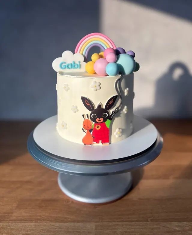 Tort z króliczkiem Bing i tęczą balonów