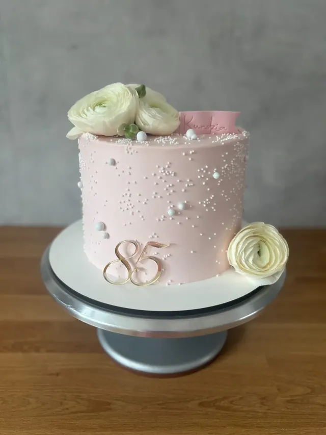 Elegancki tort z kwiatami na 85. urodziny