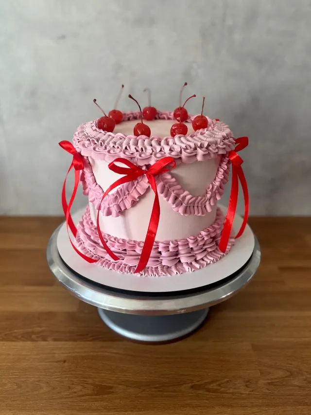 Tort z falbankami i wisienkami