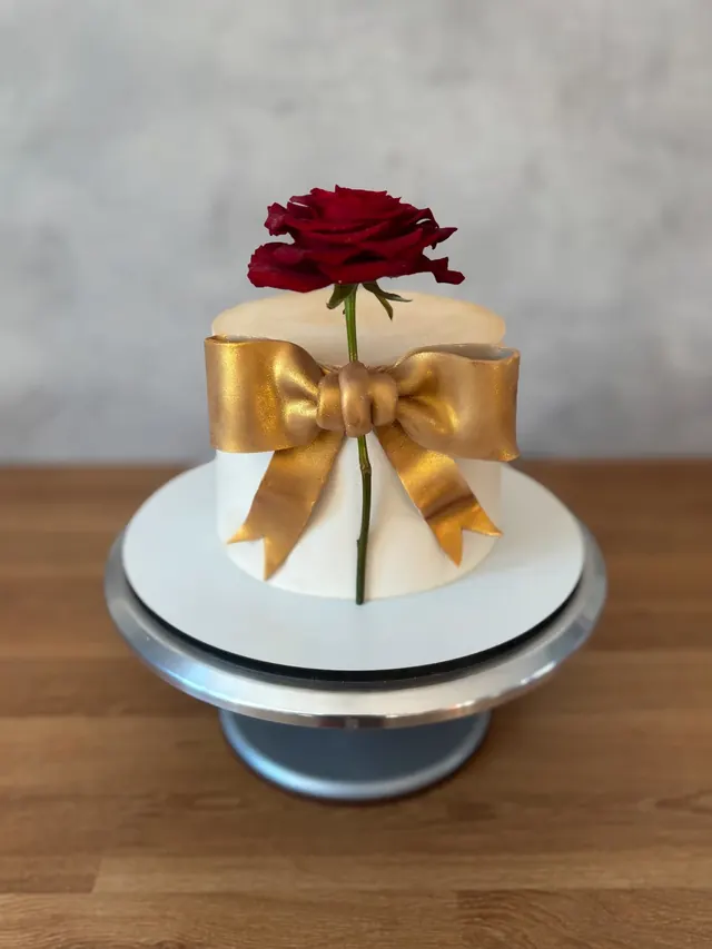 Mini tort z różą i złotą kokardą