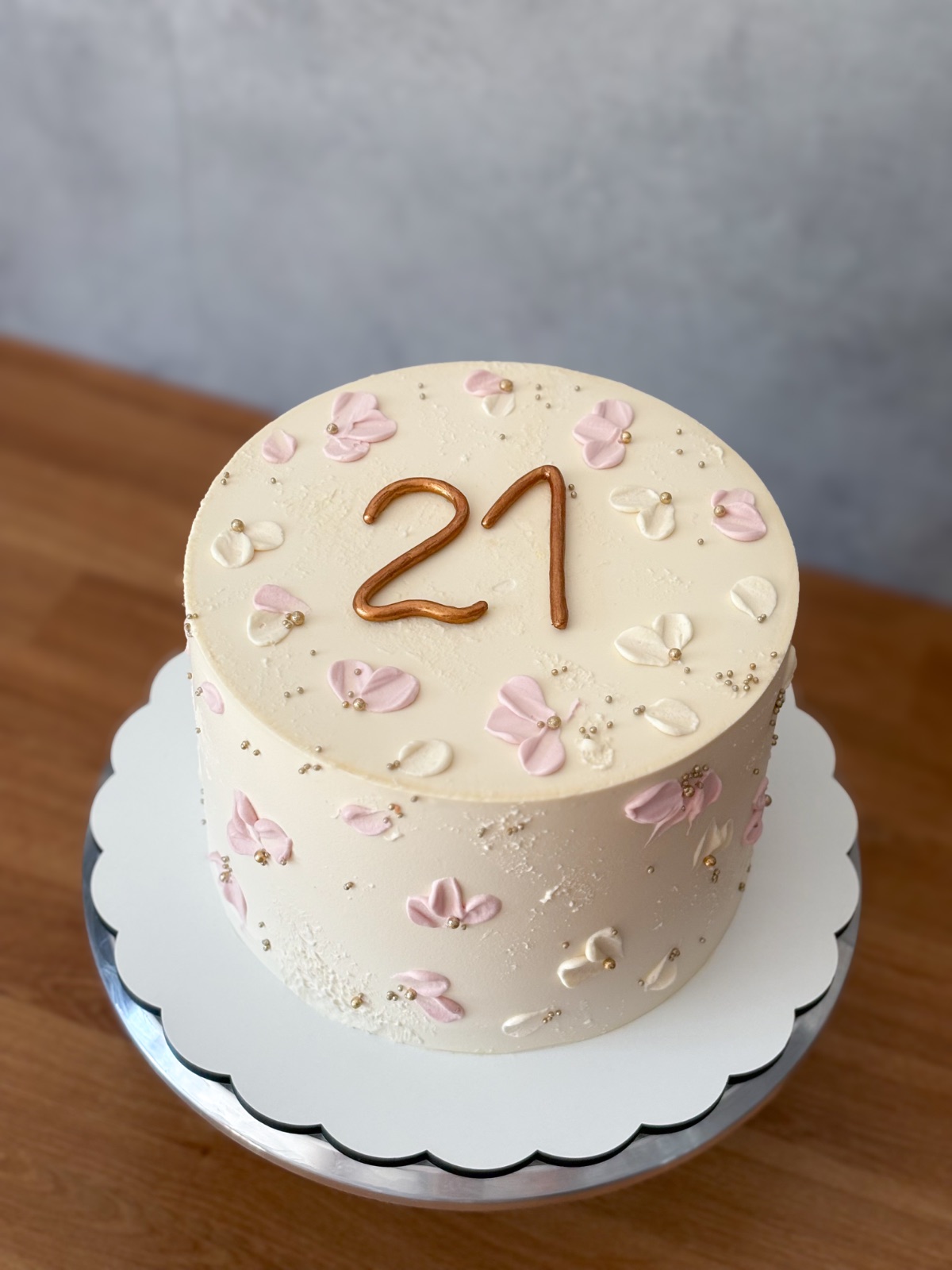 Tort urodzinowy minimalistyczny